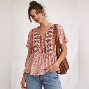 🍑 NWOT Peach & Floral Blouse w/Ruffle Hem